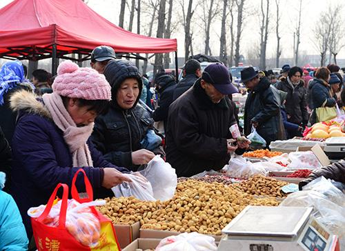 快过年了，农村集市生意非常的火爆，看看老乡们都爱买什么