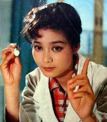 与刘晓庆齐名，为了演戏甘愿待在抢救室，爆红时离婚单身30年