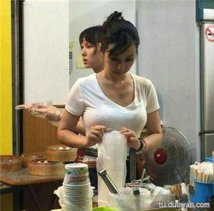 搞笑图摘：姐妹包子铺，生意好是有道理的