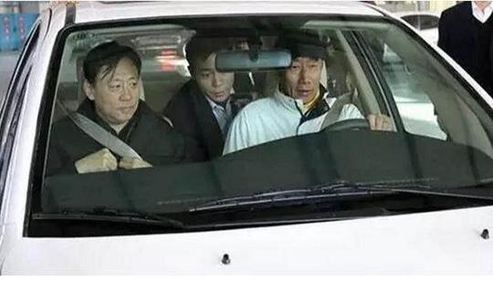 围观富士康老总开什么车，娶小24岁娇妻美艳动人，简直人生赢家