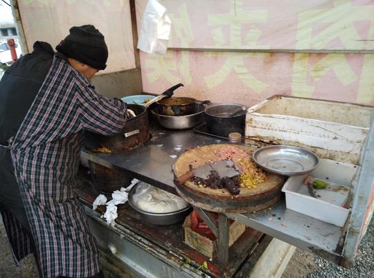 农村小伙卖早餐月入八千，背后辛酸却无人知