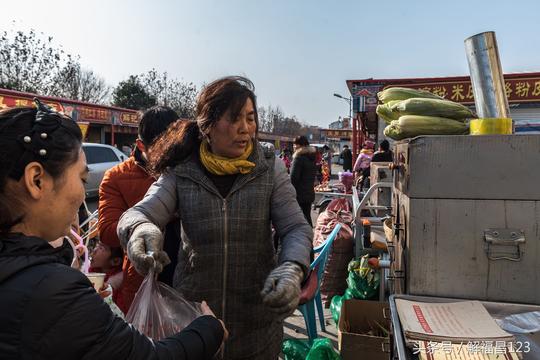 山西万荣：黄会平一人卖烤玉米、烤红薯等四种食品，日赚600元