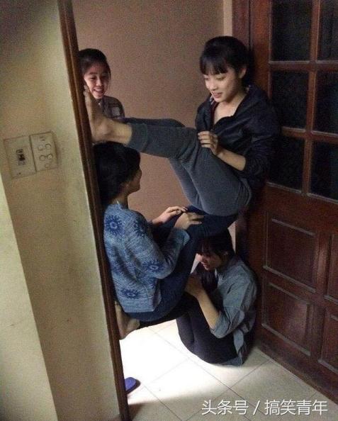 搞笑gif：这是我的创业项目，在大学寝室开了一个游泳馆！
