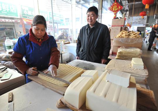 下岗职工4年经营臭豆腐为儿买了新房办了喜事抱了孙子