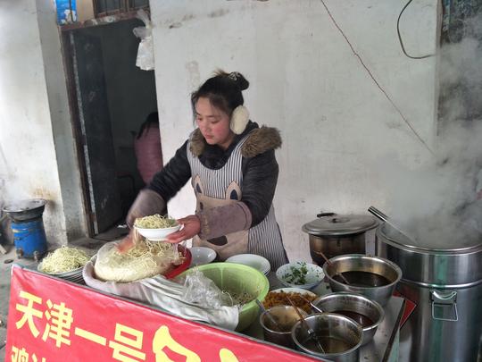 在农村这种不起眼的早餐店年入十万很轻松，老板娘下的面真好吃
