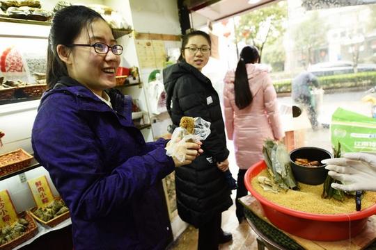 90后粽子姑娘自主创业练成20秒包个粽子已在杭州买了房和车