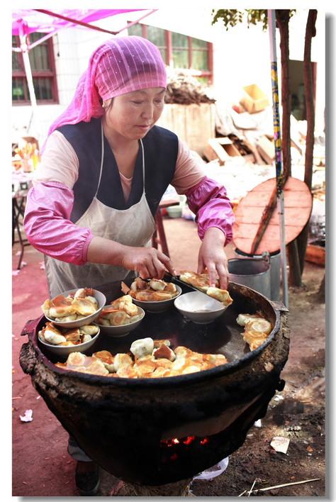 农村妇女原生态纯手工制作水煎包，比用电煤气的香！很大只卖1元