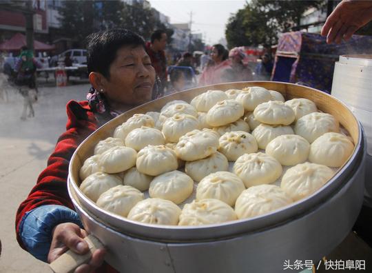 六旬夫妇返乡做包子一元一个卖五毛