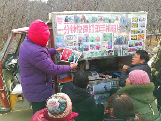 农村过了春节赶大集，老少爷们光玩不干活，这些摆摊的都发财了