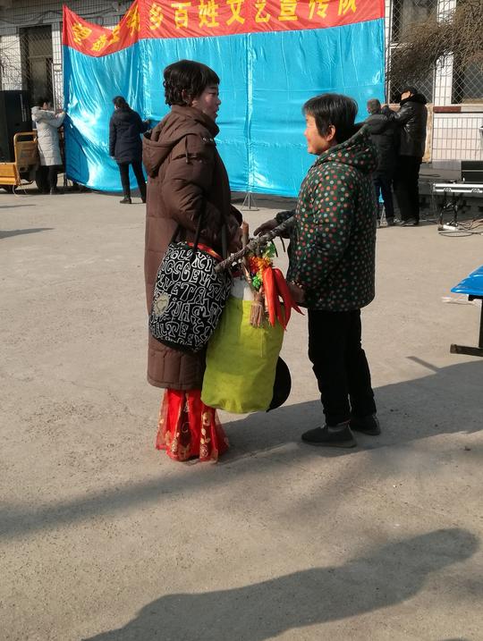 正月初三村里来了秧歌队，表演济公的老乡比那些明星演的都好看