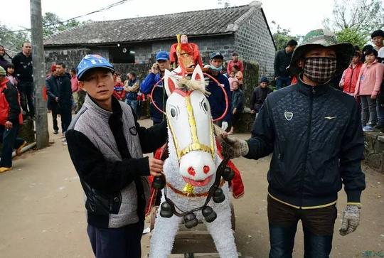 海南北部奇特民俗：“腾云驾雾”的跑马神仙