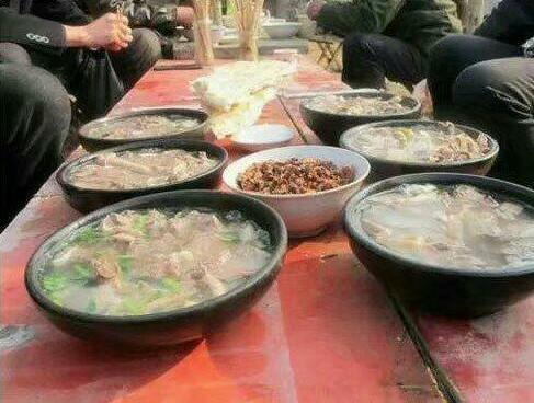 农村大妈集上卖的早餐只要8元，但看到这样一碗却吃得不肯抬头