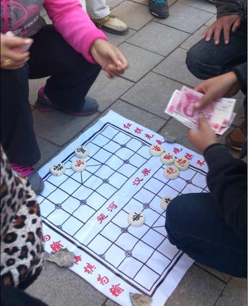 实拍街头象棋骗术，小伙子们不要再去想那些天上掉馅饼的事了