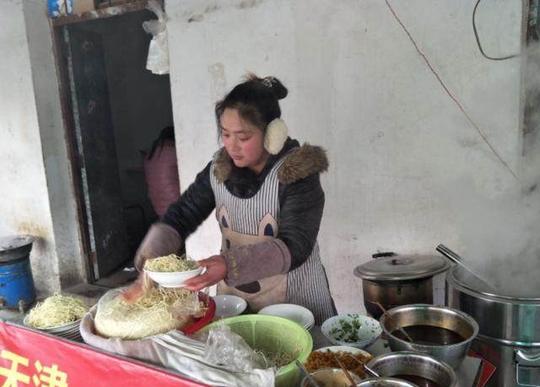 农村小店，面做的特好吃，生意爆棚