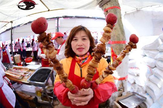 青岛女子日入14000元，一上午卖700串红烧肉糖葫芦