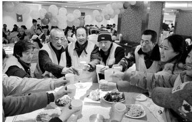 再婚和老公奋斗有所成就，吃饭庆祝我不给他前妻一起就说我小气