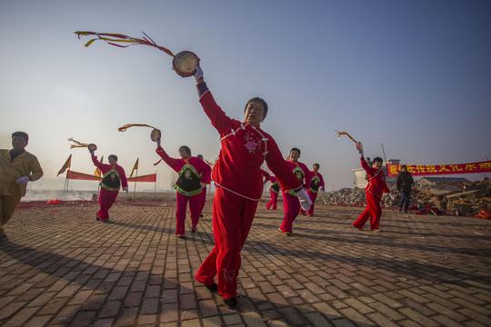 两家族千人“赛”祭祖，问收成求财运