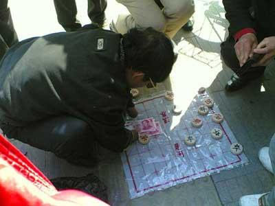 实拍街头象棋骗术，小伙子们不要再去想那些天上掉馅饼的事了
