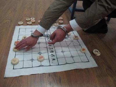 实拍街头象棋骗术，小伙子们不要再去想那些天上掉馅饼的事了