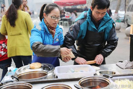 街头夫妻夹馍摊生意红火食客自助十几种小菜任你夹