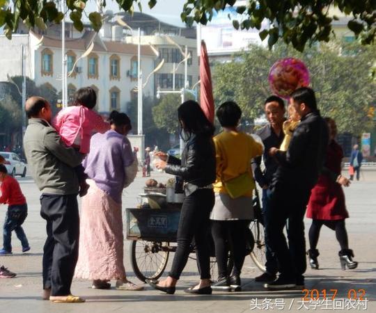 实拍中缅边陲小镇的农民小贩，很有民族特色，生意也非常的不错！