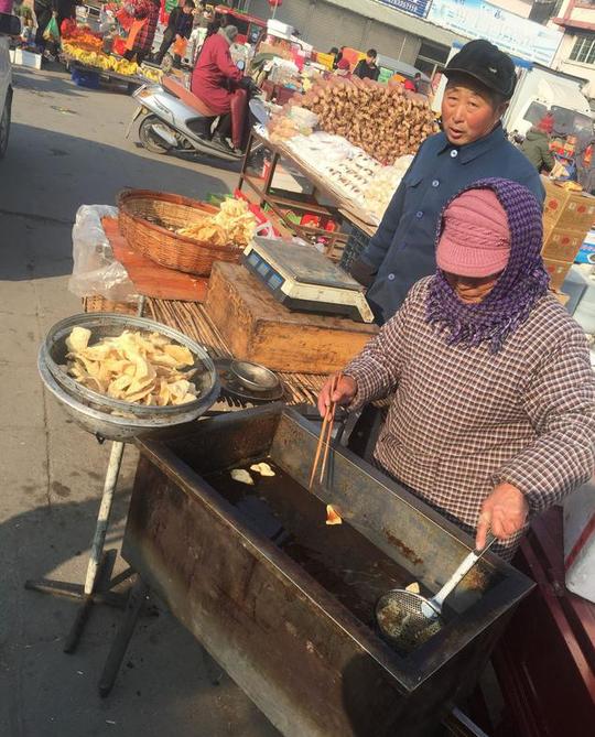儿子外出打工，父母却在集上摆摊卖这美味，挣钱一点都不必打工少