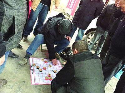 实拍街头象棋骗术，小伙子们不要再去想那些天上掉馅饼的事了