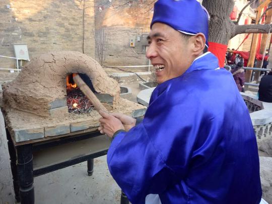 街头小哥做烧烤生意，满脸笑容，收入不错，他卖的是什么？