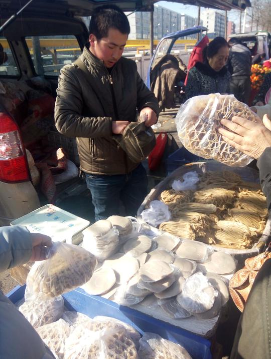 摆地摊一年多的他，一上午流水1300我们艰苦创业的开始！