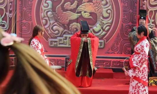 「城事」光山上演深情版《三生三世》！这对新婚小夫妻确定不是在拍电视剧？！