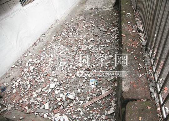 天降“瓷砖雨”伤人老旧小区外墙瓷砖亟待“救治”