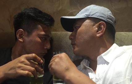 职场十年老员工辞职，老板送别时喝酒告诉原因，他又东山再起！