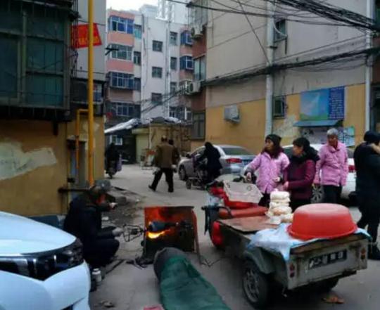 这对夫妇蹬三轮在街头卖爆米花，拼命赚钱为了供3个子女上大学