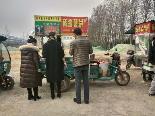 大学周边隐蔽的小吃摊生意火爆，几张图看懂小摊贩真实生存状态！