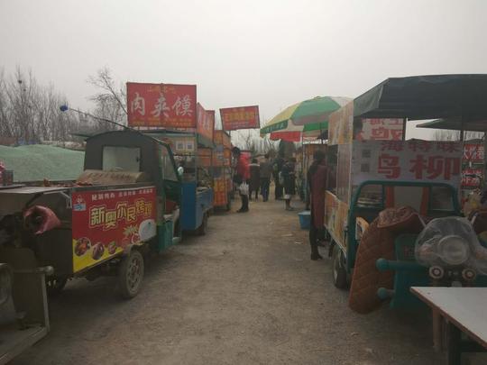 大学周边隐蔽的小吃摊生意火爆，几张图看懂小摊贩真实生存状态！