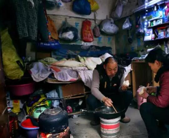 这对夫妇蹬三轮在街头卖爆米花，拼命赚钱为了供3个子女上大学