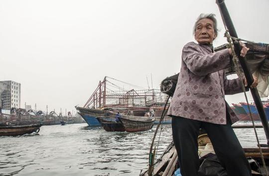 实拍八旬越南侨归船娘，归国后摇橹30年