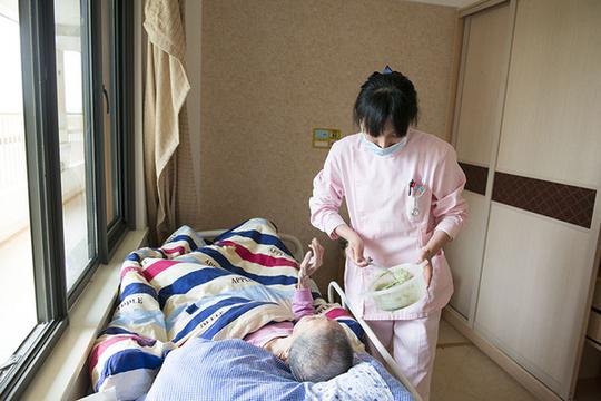 镜头记录80后女护士的日常生活，上班劳累辛苦没时间找男朋友