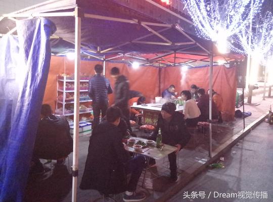 80后夫妻路边摆摊卖麻辣烫，五六小时辛苦出摊赶上上班族收入