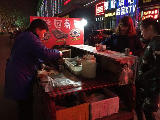 永济80后小伙毕业后不进国企挣工资，骑着三轮卖寿司