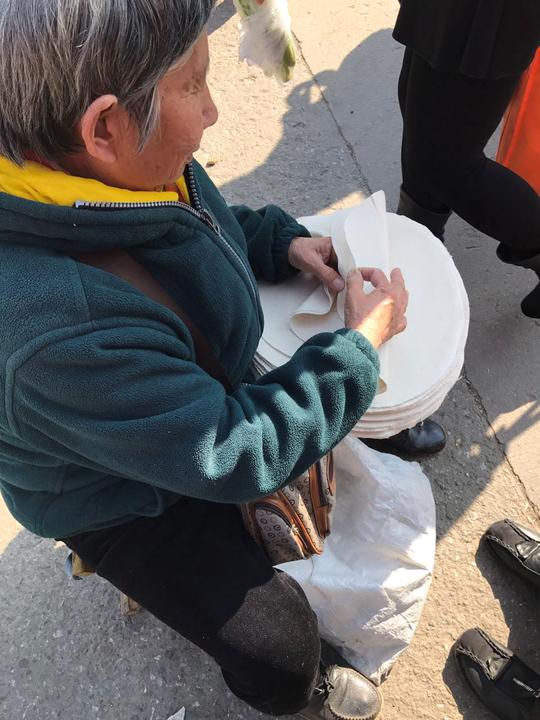 农村大集上，大姨卖东西不挣钱，为何还喜欢去卖呢