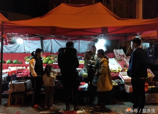 山西运城：小夫妻南街路边摆摊卖水果，4年时间买车买房奥秘何在