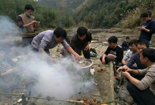 农村大山里的“烧烤”，这种享受可不是每个人都能体会得到的！