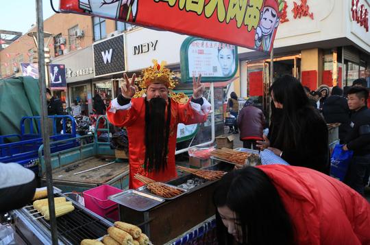 烤串生意不好做没想到假扮“财神”生意火爆了
