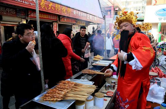 烤串生意不好做没想到假扮“财神”生意火爆了