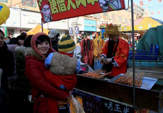烤串生意不好做没想到假扮“财神”生意火爆了