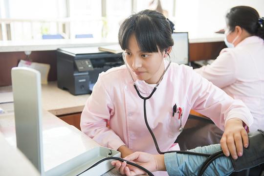 镜头记录80后女护士的日常生活，上班劳累辛苦没时间找男朋友