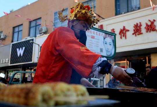 烤串生意不好做没想到假扮“财神”生意火爆了