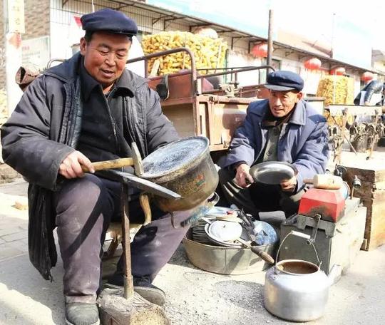 农村大叔起早贪黑到集上做这生意，每集却只有几十元！心酸