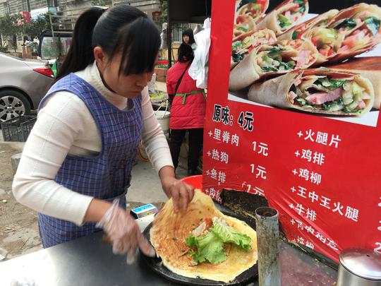 江西女子卖山东煎饼，1分钟做一个，一天只卖1小时，赚150元